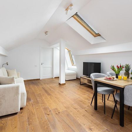 Peak Aparthotel - Old Town - By Cityhost Brasov Bagian luar foto