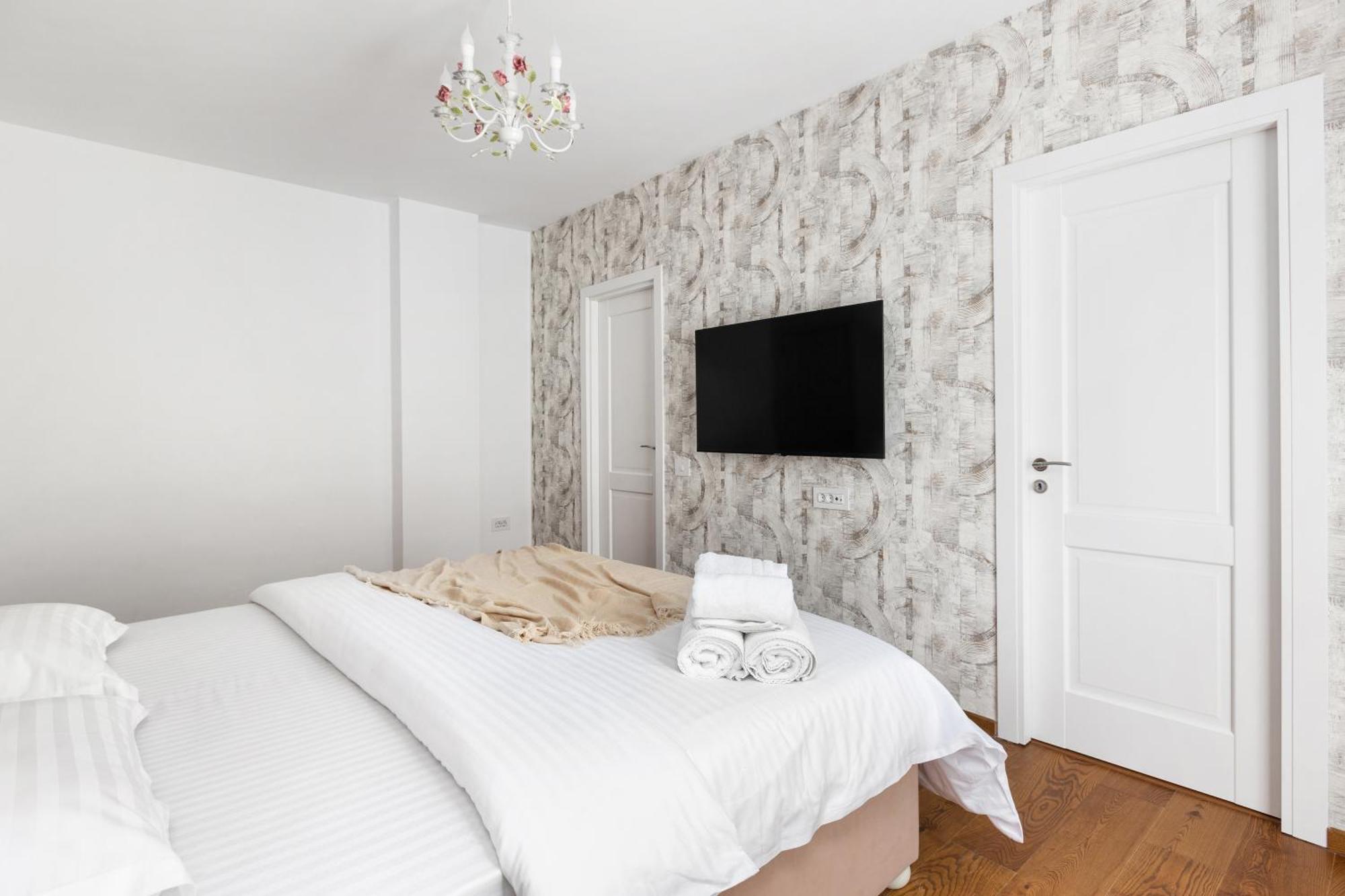 Peak Aparthotel - Old Town - By Cityhost Brasov Bagian luar foto