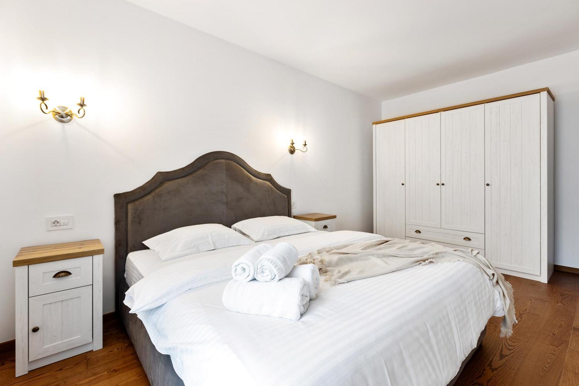 Peak Aparthotel - Old Town - By Cityhost Brasov Bagian luar foto