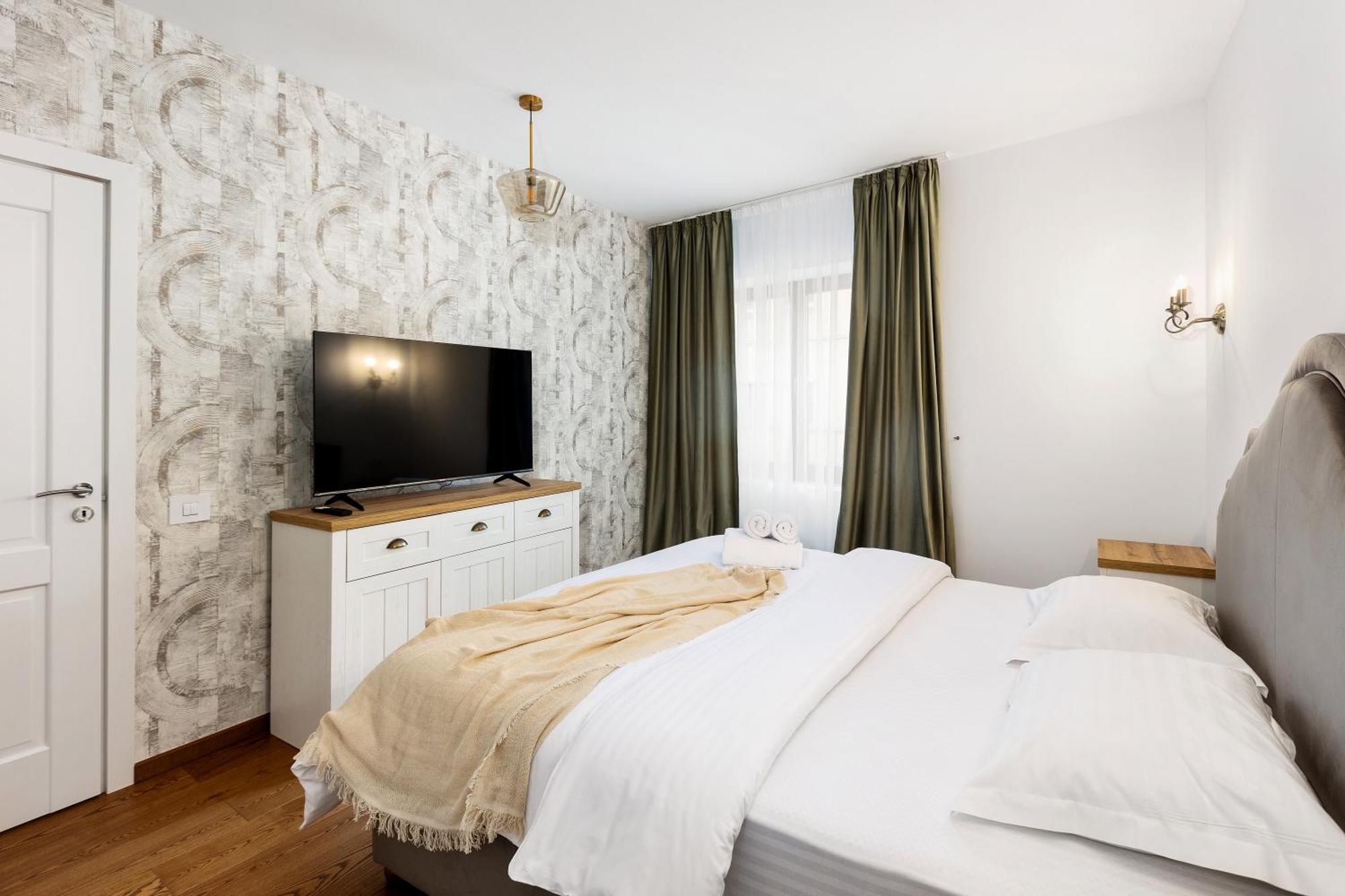 Peak Aparthotel - Old Town - By Cityhost Brasov Bagian luar foto