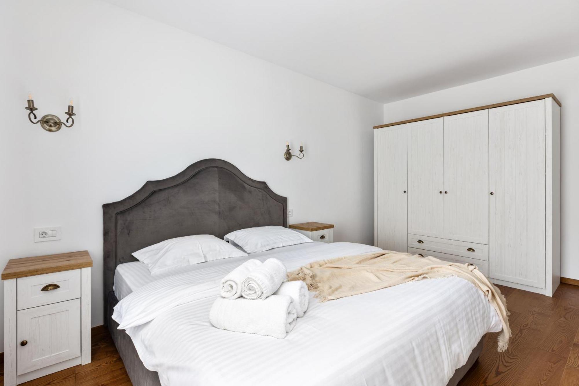 Peak Aparthotel - Old Town - By Cityhost Brasov Bagian luar foto
