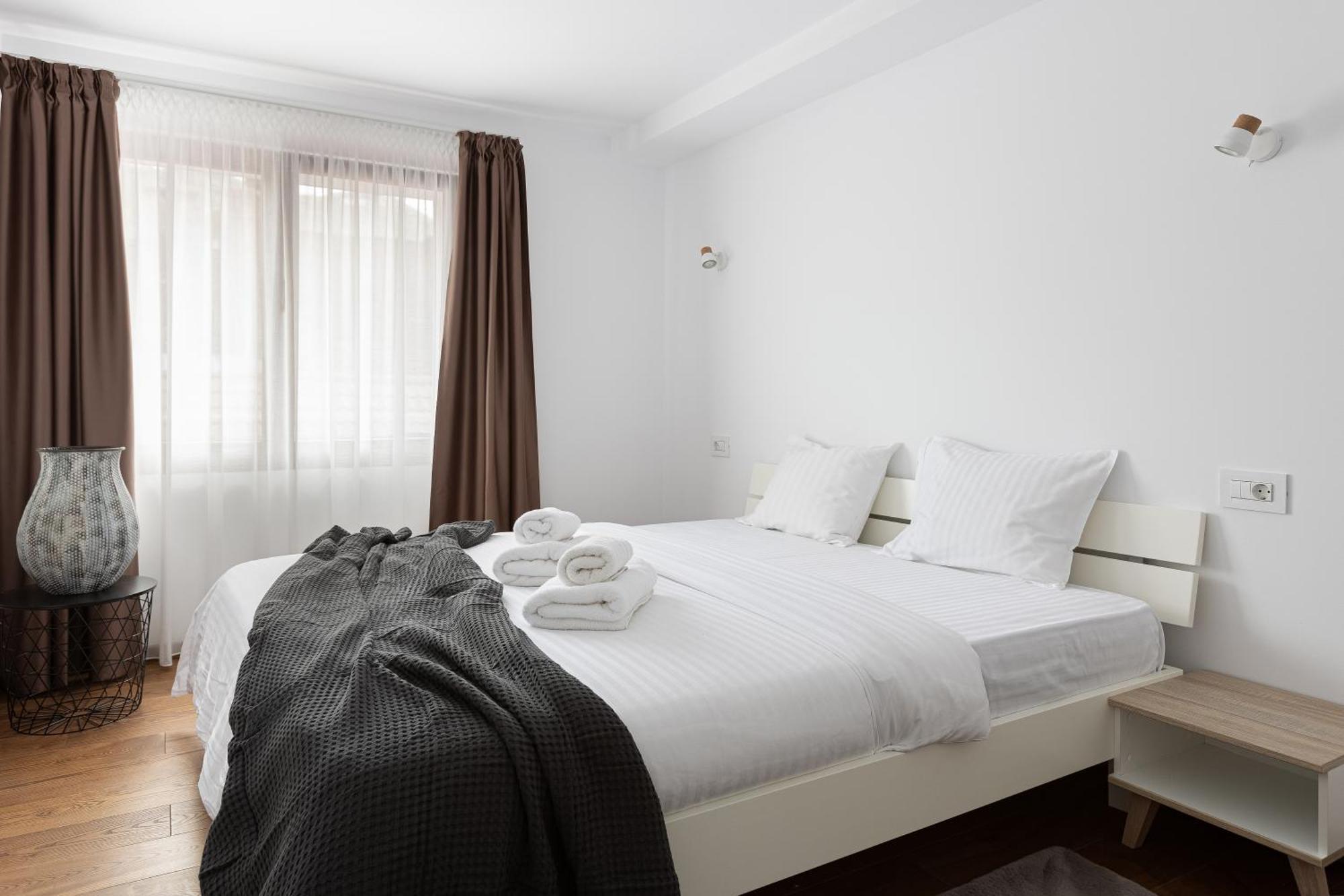 Peak Aparthotel - Old Town - By Cityhost Brasov Bagian luar foto