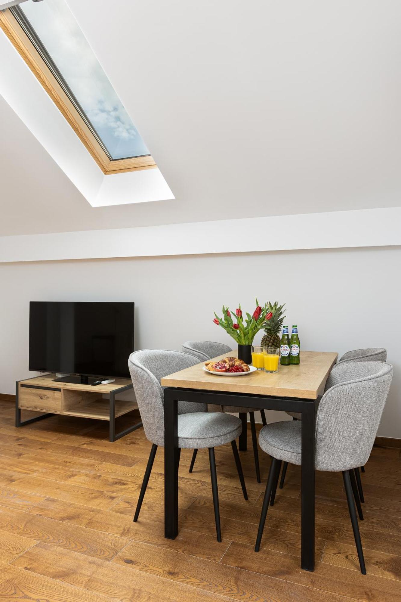 Peak Aparthotel - Old Town - By Cityhost Brasov Bagian luar foto