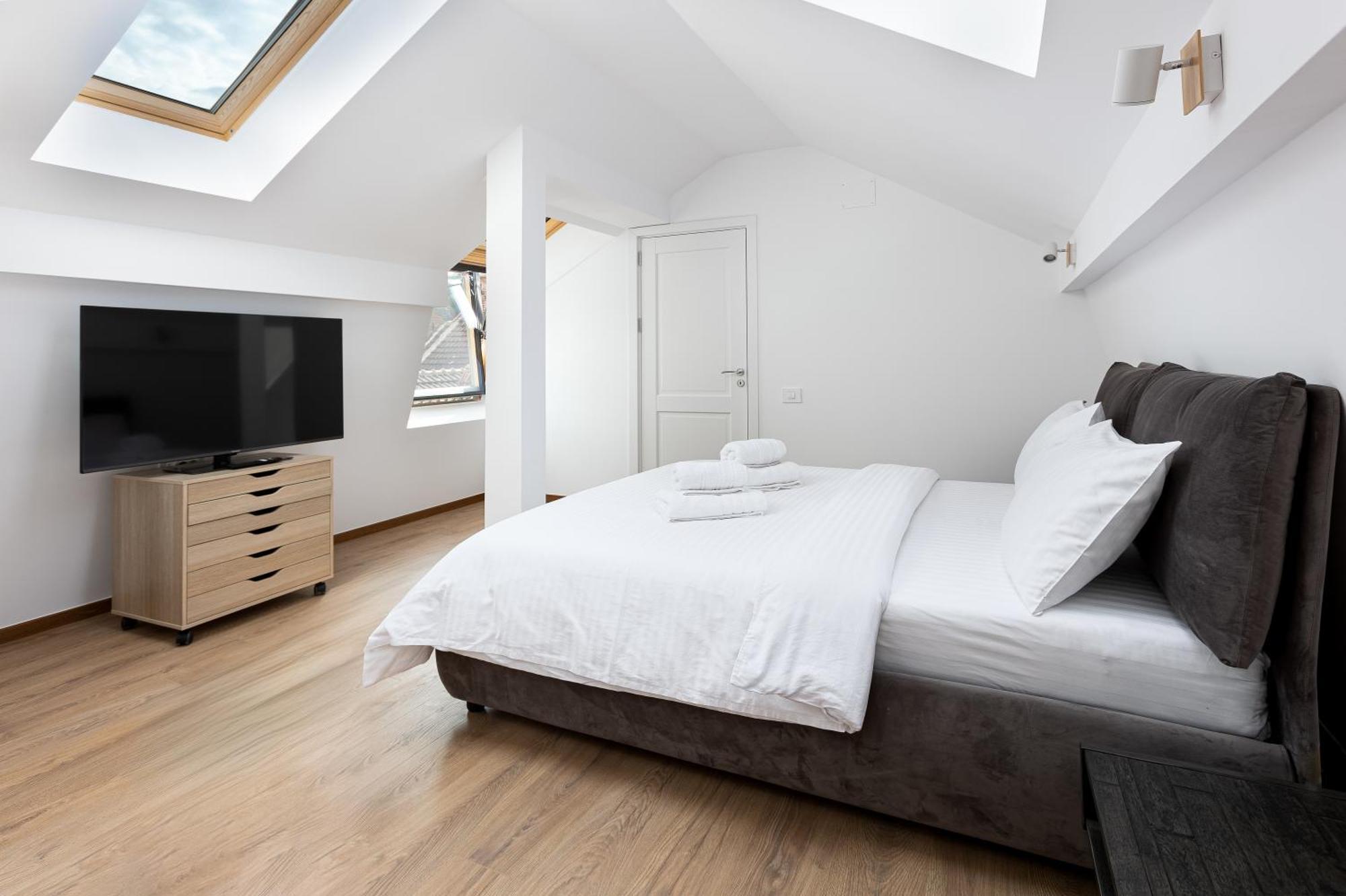 Peak Aparthotel - Old Town - By Cityhost Brasov Bagian luar foto