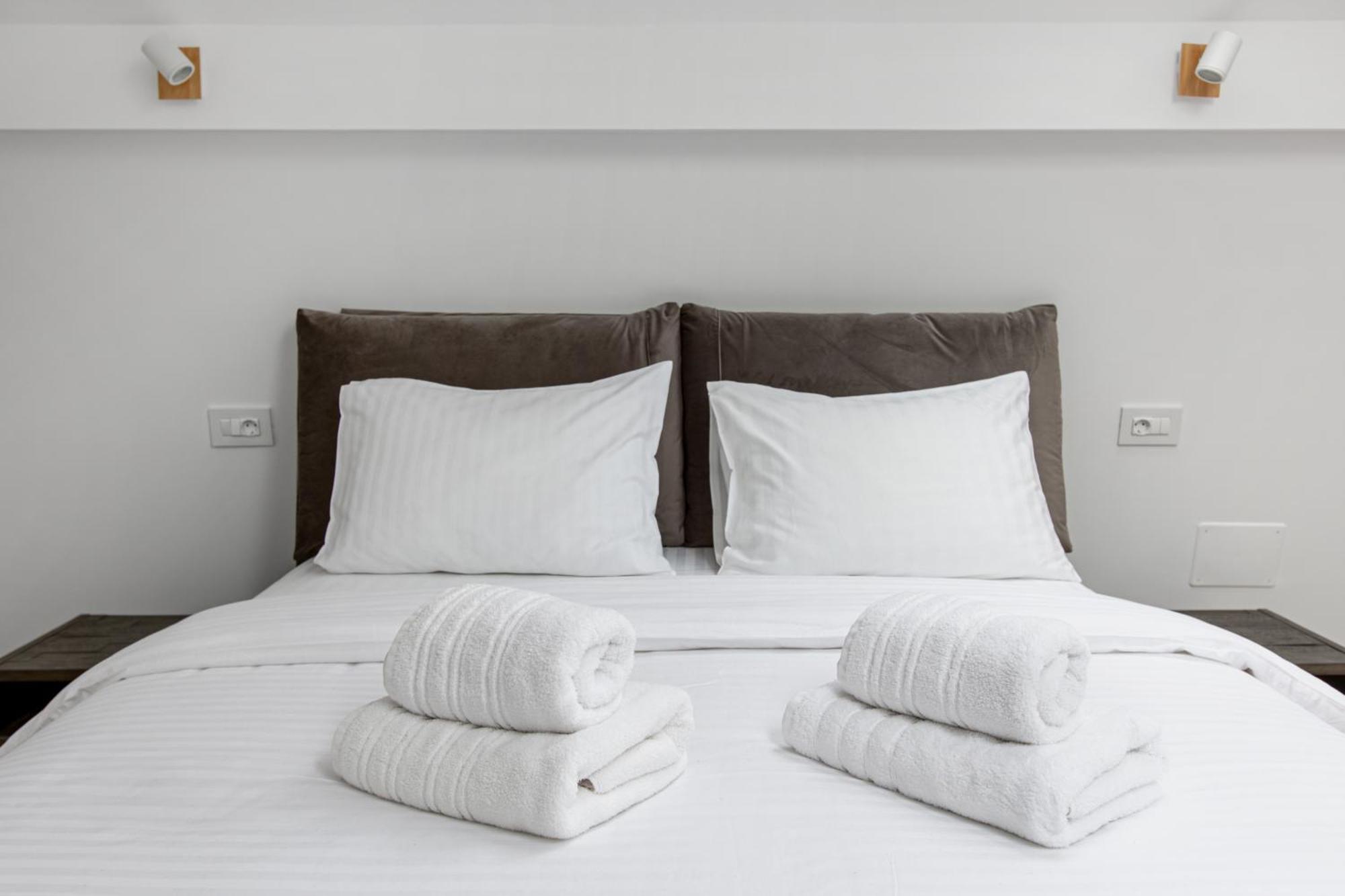 Peak Aparthotel - Old Town - By Cityhost Brasov Bagian luar foto