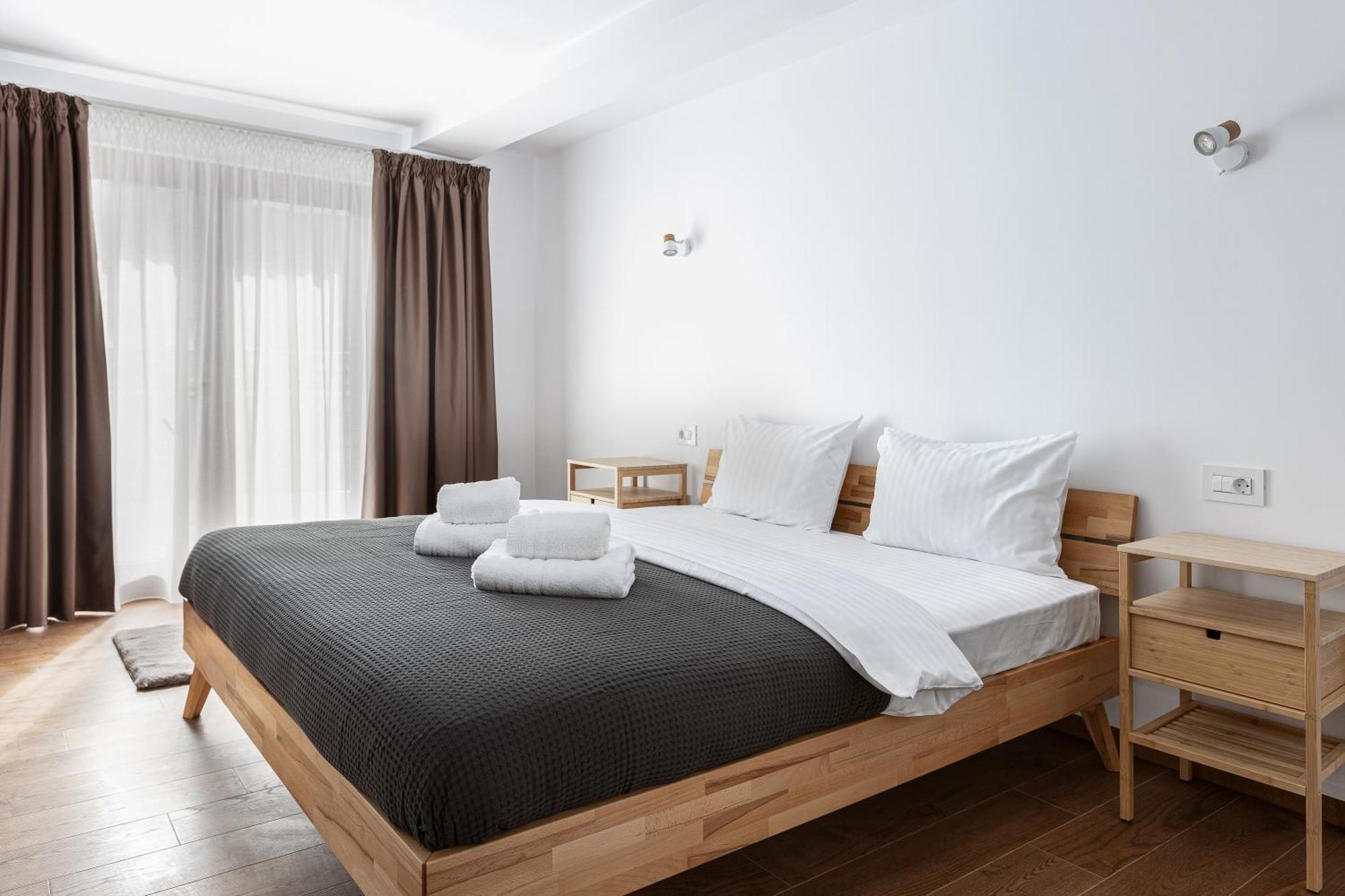 Peak Aparthotel - Old Town - By Cityhost Brasov Bagian luar foto